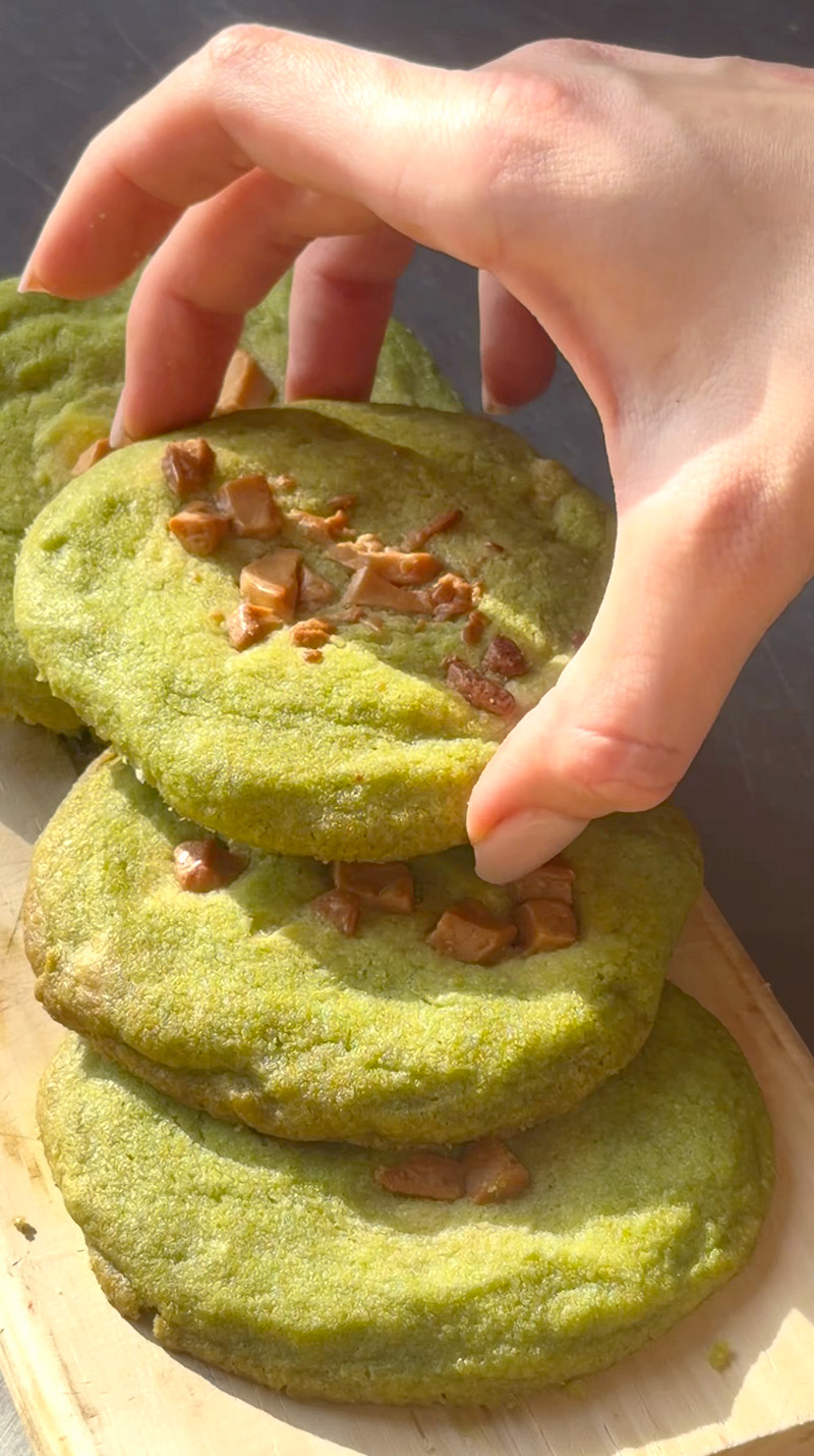 Ciasteczka matcha z białą czekoladą