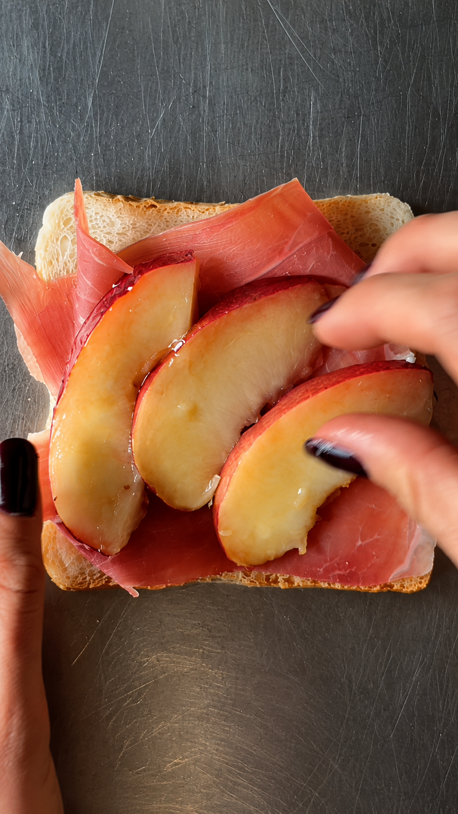 Składniki na tost z brzoskwinią i szynką parmeńską
