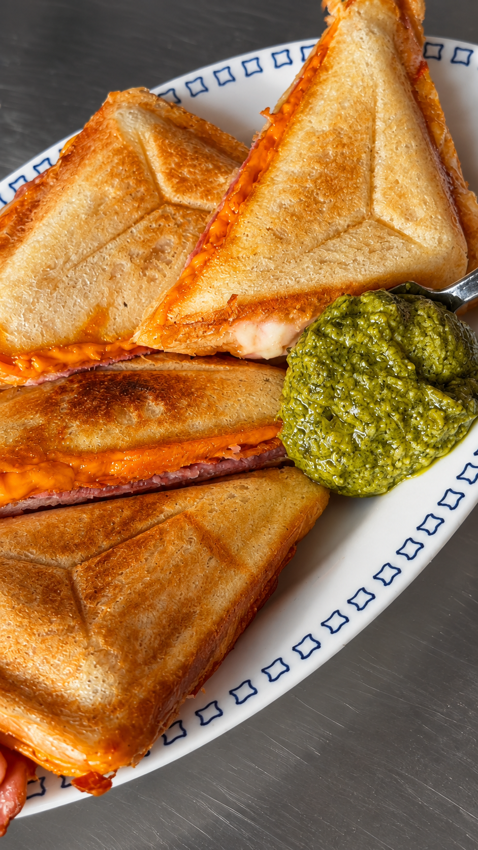 Gotowy tost z brzoskwinią, szynką parmeńską i serem